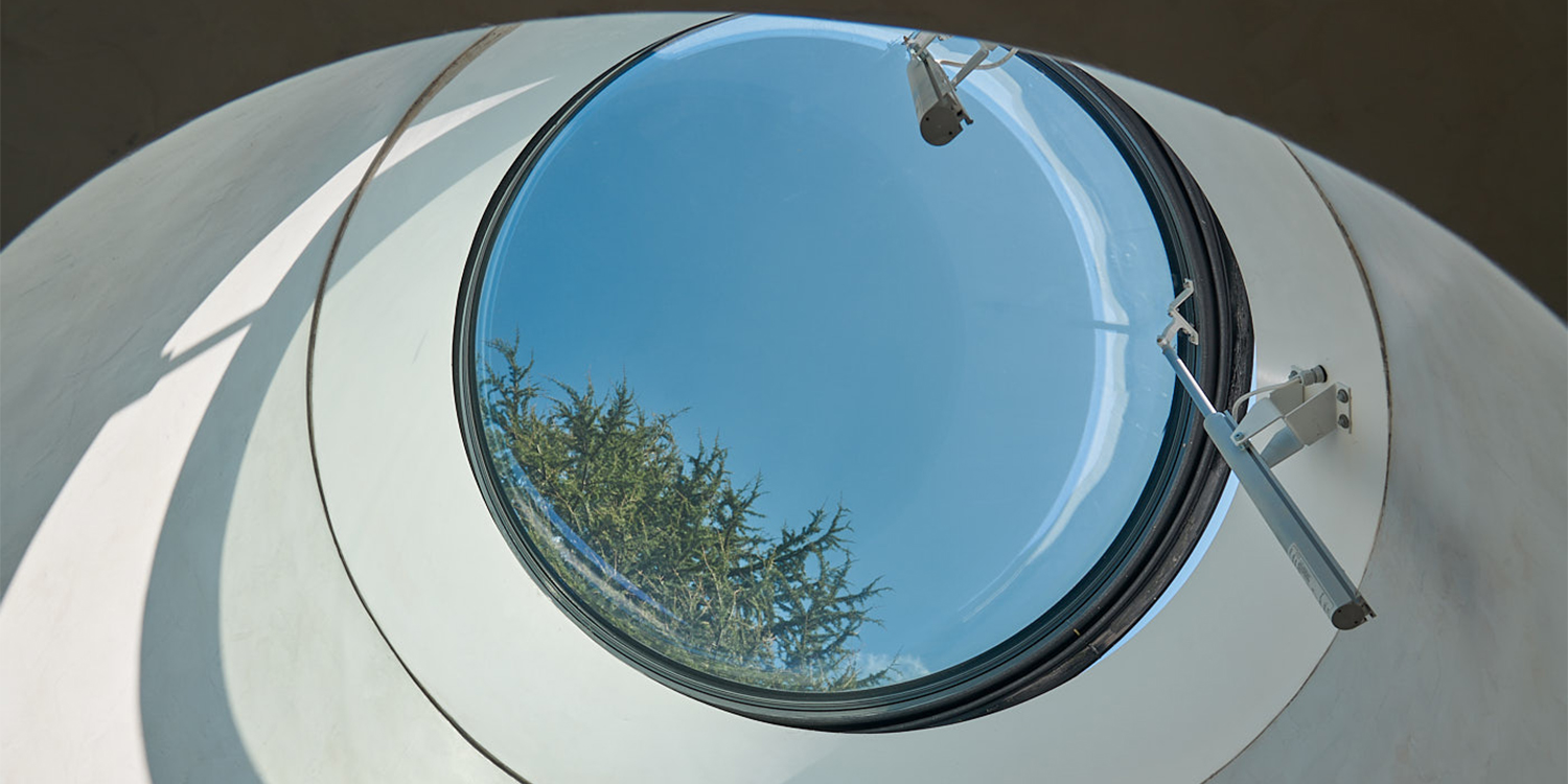 Circular rooflight with opening